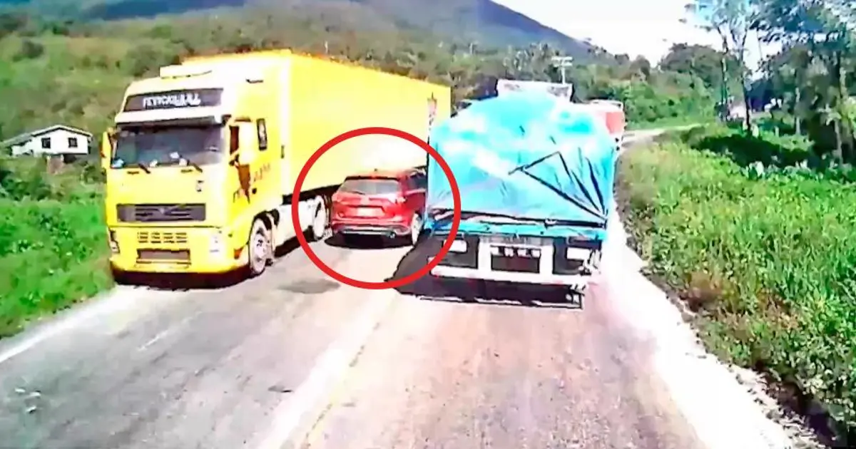 Dos vehículos invaden carril y evitan choque con camiones y tráiler