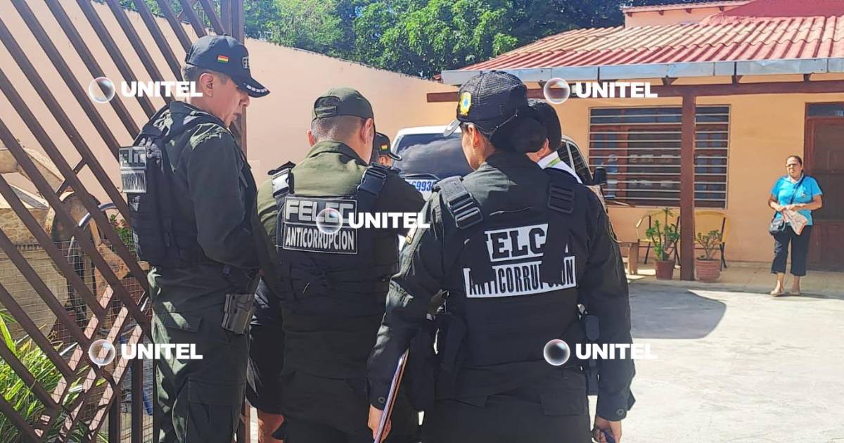 Policía allana autoescuelas por presunta entrega irregular de licencias