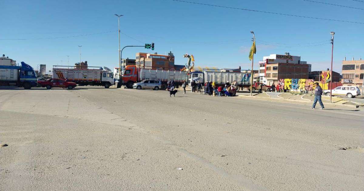 Terminales de La Paz y Oruro suspenden salidas por bloqueos en carreteras
