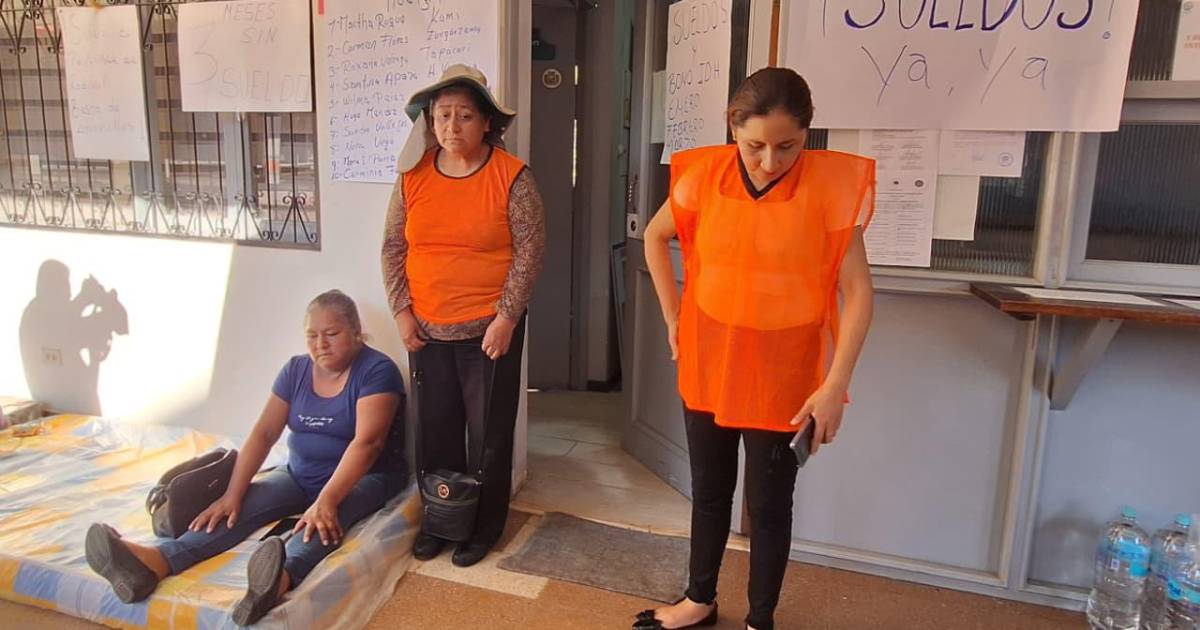 Trabajadores en salud de Cochabamba inician huelga de hambre por sueldos adeudados