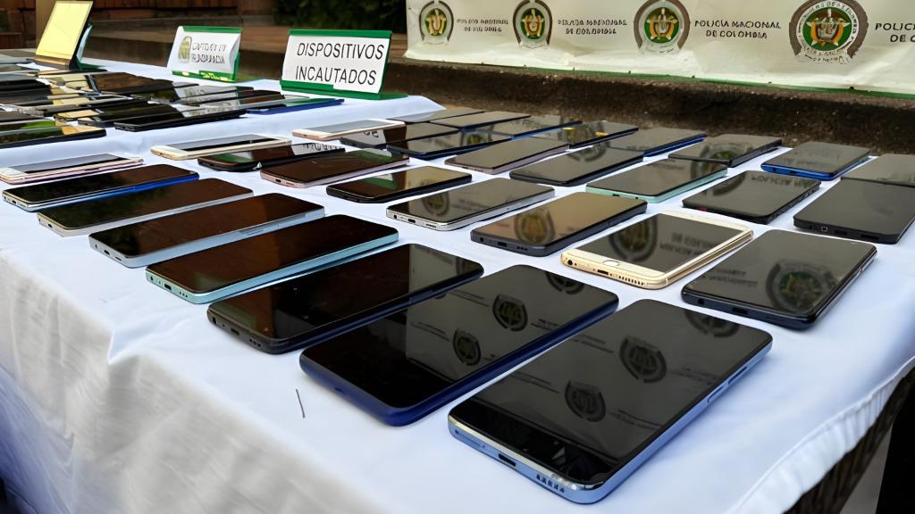 Cinco policías enfrentan proceso por robo de 600 celulares a familia comerciante
