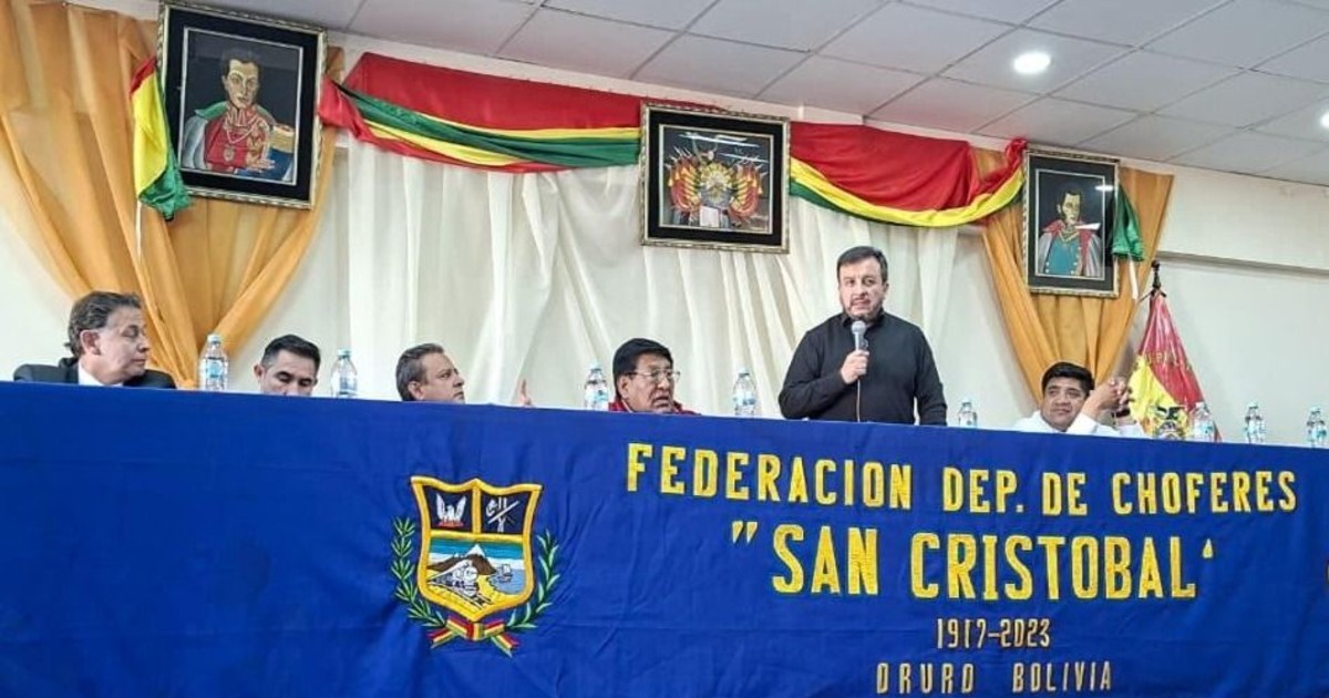 Ministro Medinaceli reanuda diálogo con transportistas en paro indefinido