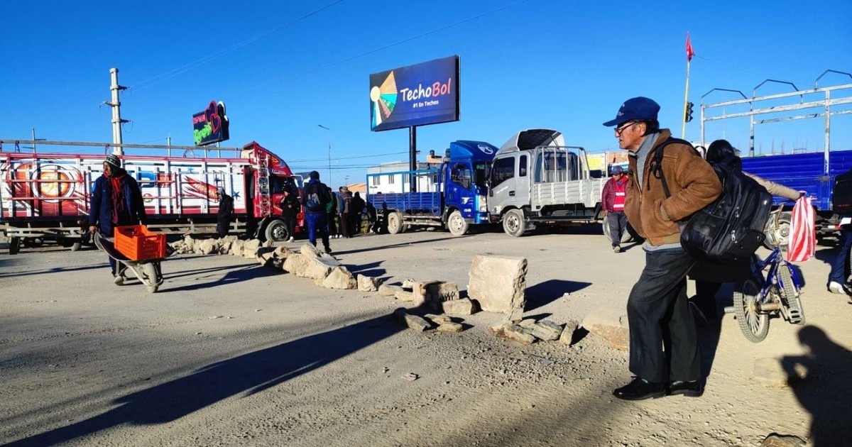 Choferes de Oruro mantienen paro indefinido y bloquean vías hacia La Paz