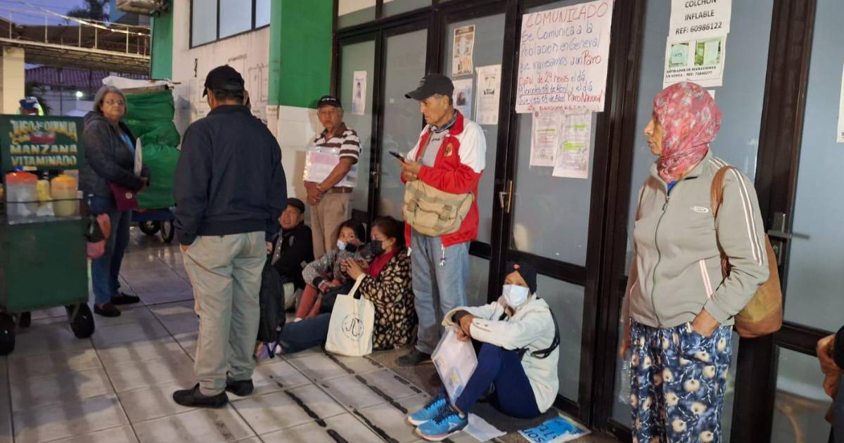 Trabajadores de salud acatan paro nacional por despidos y falta de insumos
