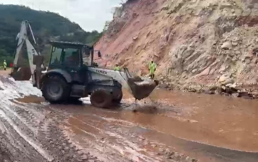 ABC realiza limpieza y mantenimiento en carretera afectada por lluvias