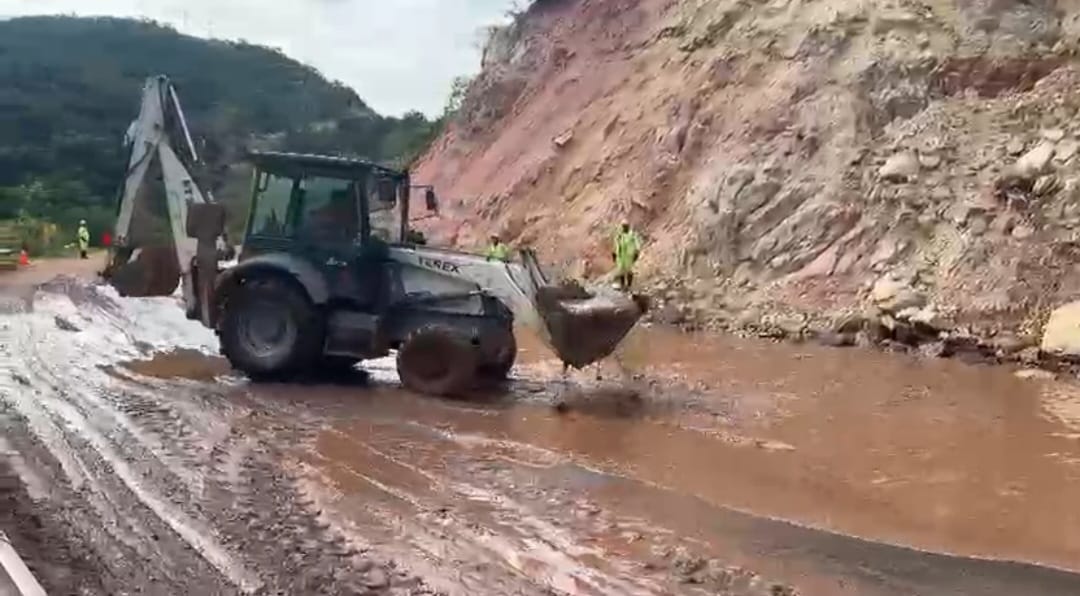 ABC realiza limpieza y mantenimiento en carretera afectada por lluvias