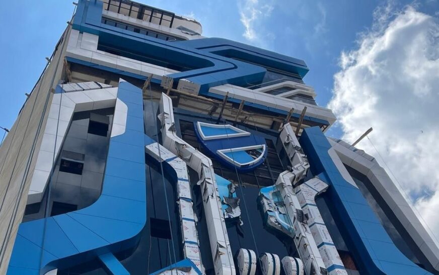 Obreros terminan fachada de cholet bolivarista para fiesta del sábado