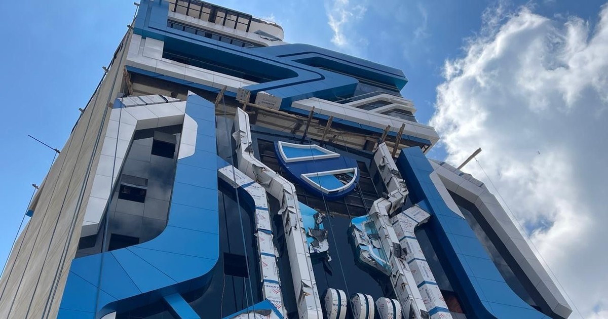 Obreros terminan fachada de cholet bolivarista para fiesta del sábado