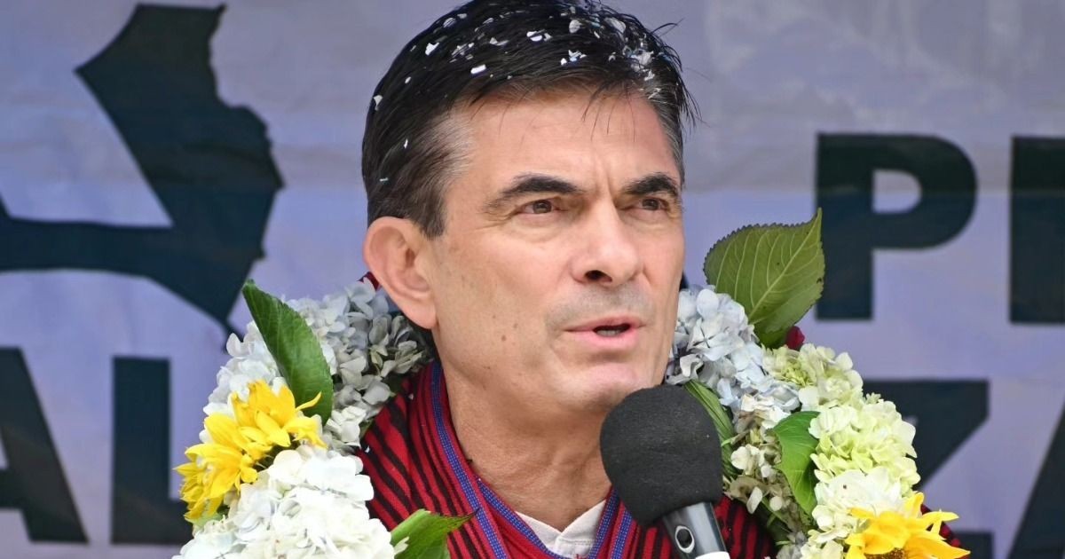 Rodrigo Paz enfrenta agresividad en Achacachi y promete inversiones