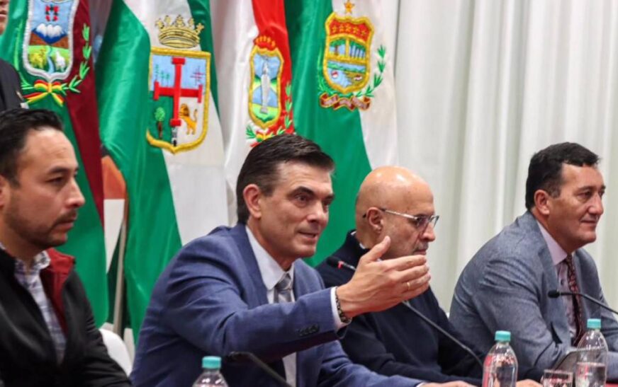 Presidente Paz acuerda con alcaldes distribuir recursos 50/50 a municipios