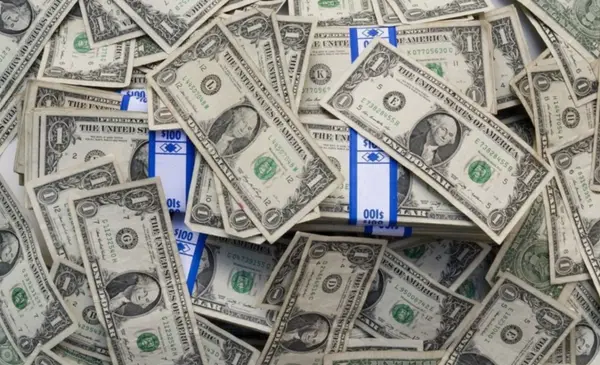 El dólar paralelo en Bolivia baja levemente y se acerca al tipo de cambio oficial del BCB