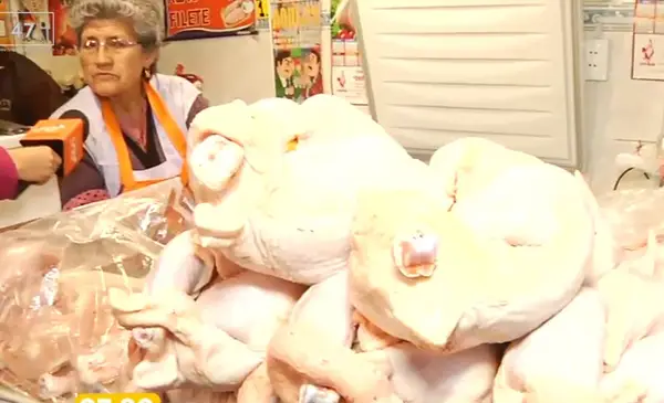 Precio del pollo sube a Bs 22 el kilo en La Paz por alza en costos de alimento para aves