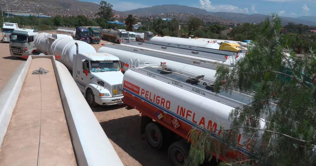 Más de 15 cisternas de combustible esperan dos semanas sin descargar en Valle Hermoso, Cochabamba