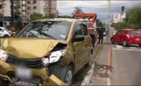 Dos vehículos colisionan en esquina de Santa Cruz; conductores trasladados a clínicas privadas