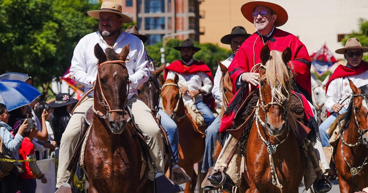 Adrián Oliva y María René Soruco cierran campaña en desfile por aniversario de Tarija