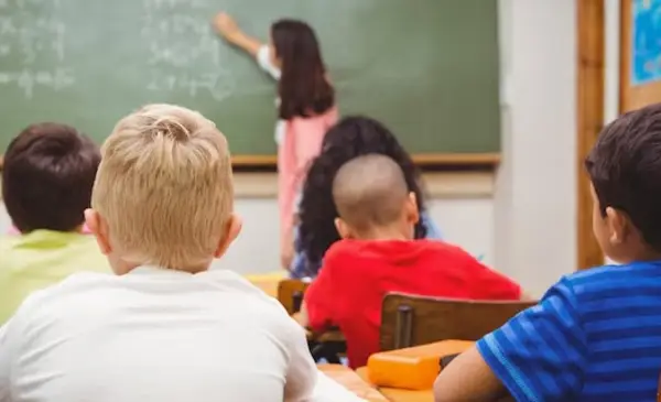 Ministerio de Economía deposita bono de permanencia a maestros del sistema público en todo el país