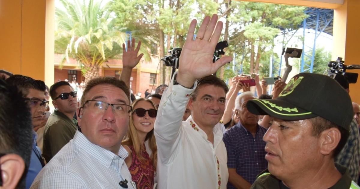 Rodrigo Paz cumple tradición familiar y emite su voto en Tarija en segunda vuelta electoral