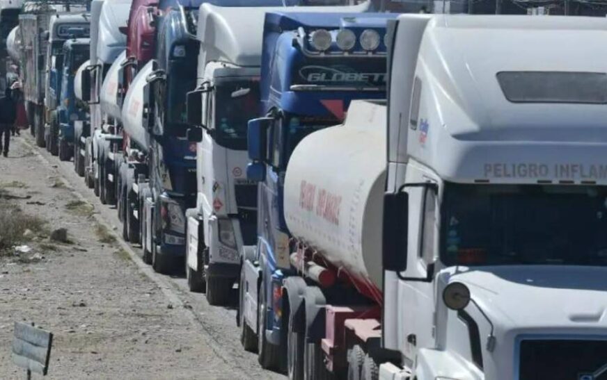 Transporte pesado amenaza con bloqueos y cierre de fronteras si no los convocan por contratos de combustible