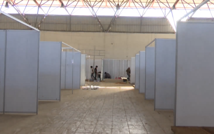 Expositores de Fexco trabajan hasta medianoche para cumplir plazos antes de la feria