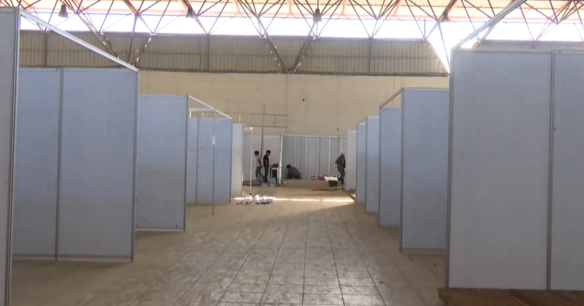 Expositores de Fexco trabajan hasta medianoche para cumplir plazos antes de la feria