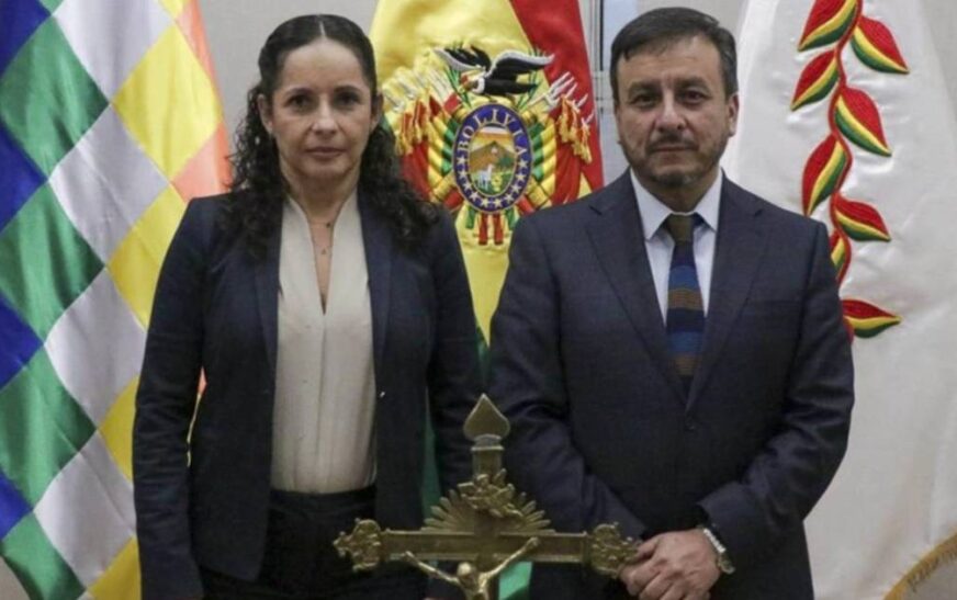 Claudia Cronenbold renuncia a la presidencia de YPFB y propone explorar nuevas rutas de gestión