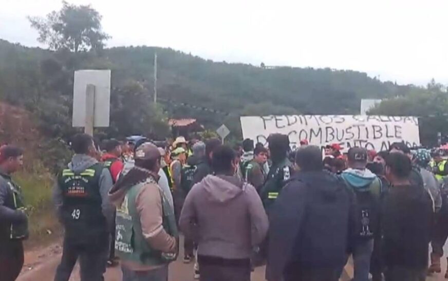 Policía Caminera habilita paso por carretera antigua a Cochabamba y reanudan salidas en Terminal de Santa Cruz