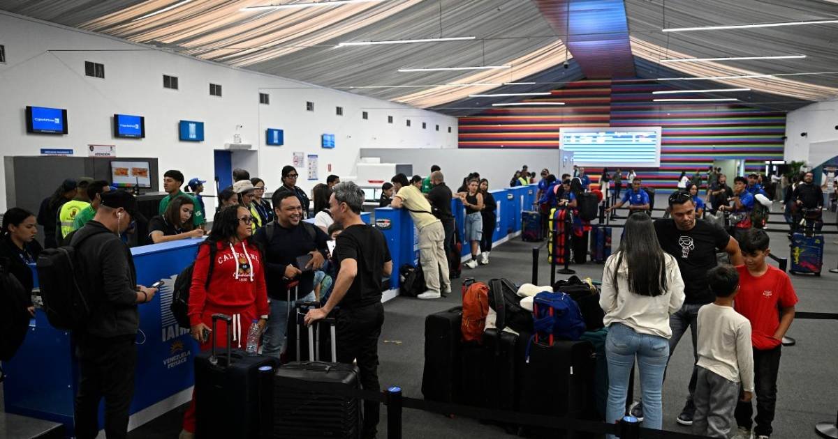 Aeropuerto Simón Bolívar reanuda vuelos comerciales tras sismos