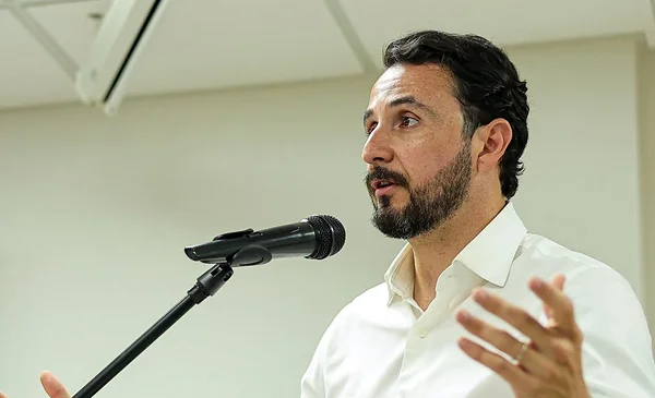 Velasco genera expectativa con mensaje sobre Santa Cruz