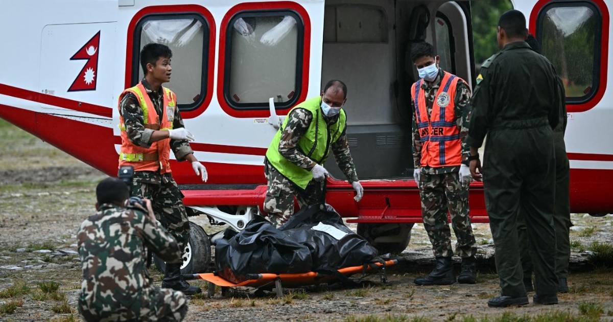 Rescatan con vida a dos trabajadores atrapados en Nepal