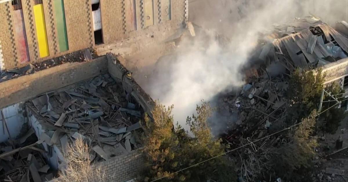 Bomberos rescatan tras explosión en cuartel militar de La Paz