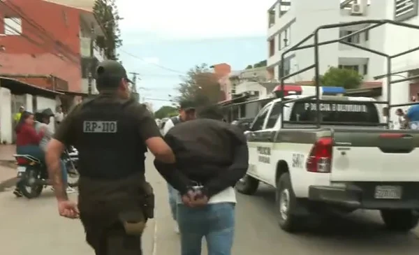 Vecinos reducen a dos sospechosos de robo en Mutualista