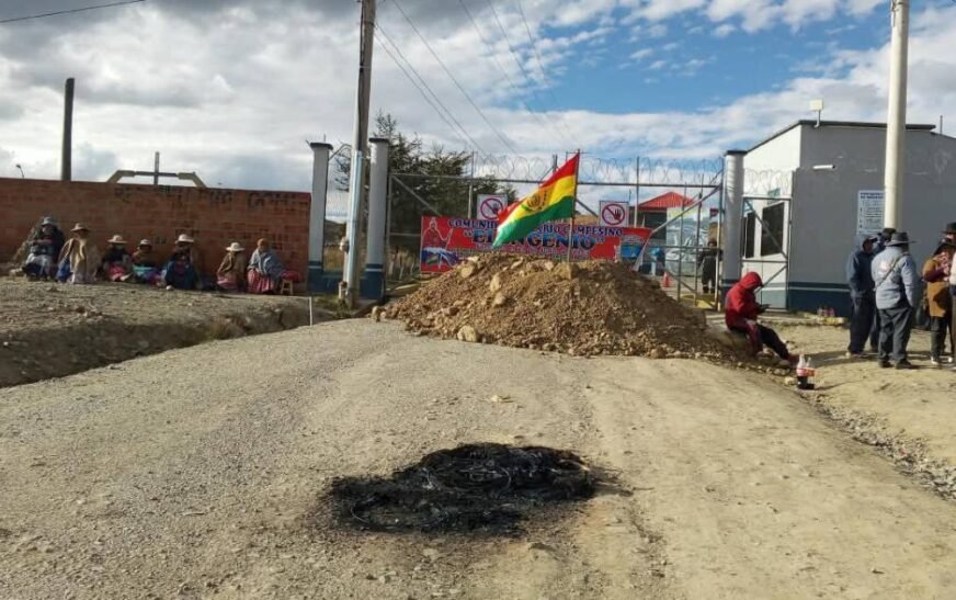 Comunarios de Villa Ingenio bloquean ingreso al relleno sanitario