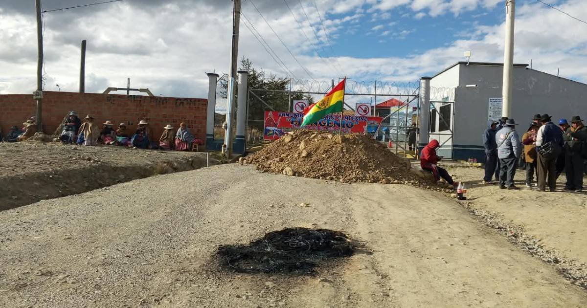 Comunarios de Villa Ingenio bloquean ingreso al relleno sanitario