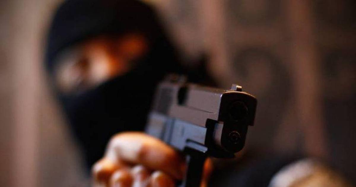 Joven es asaltado con arma de fuego en Santa Cruz