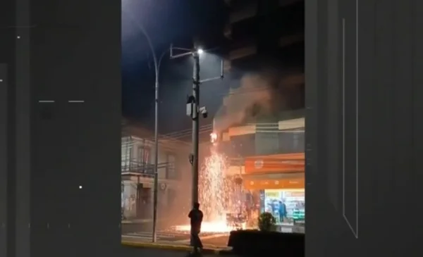 Incendio eléctrico en transformador alarma en Ayacucho y Santiváñez