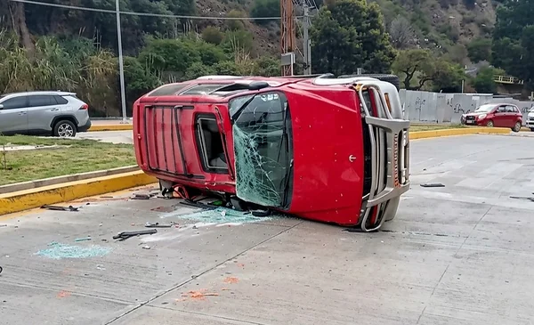 Vagoneta y minibús colisionan en rotonda de avenida del Poeta