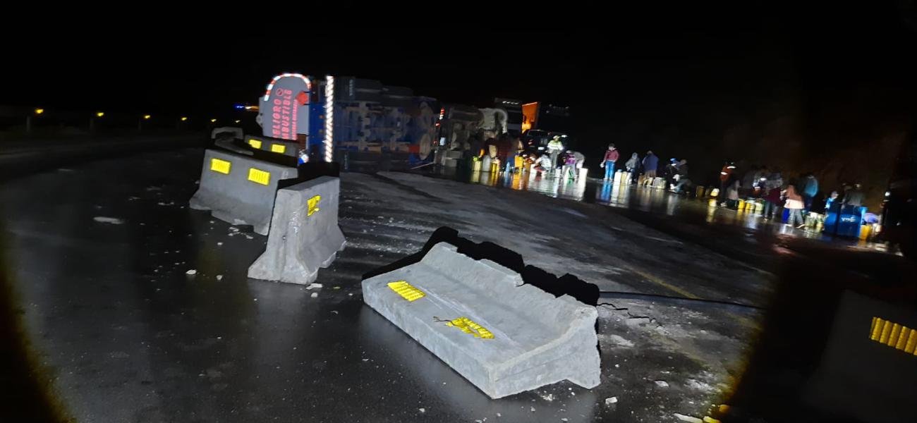 Derrame de diésel y saqueo tras accidentes en Oruro