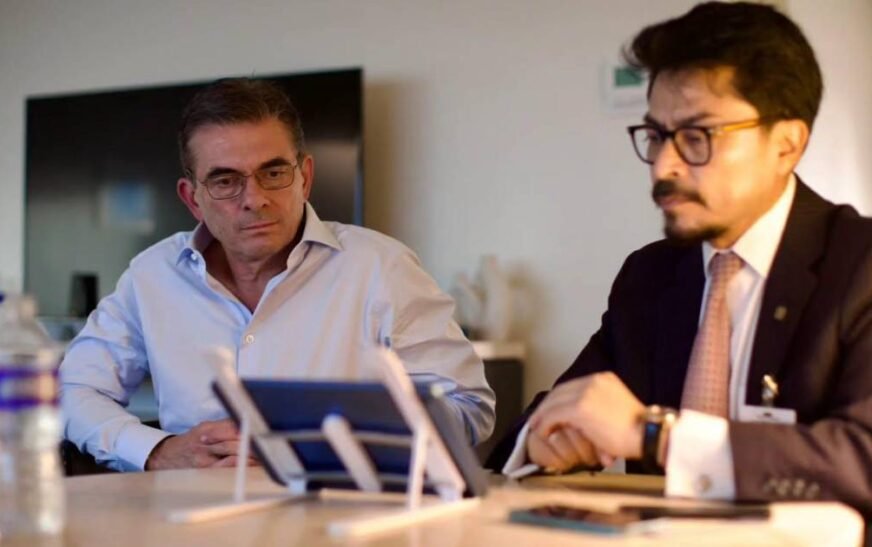 Paz aprueba decretos para transporte y sectores productivos