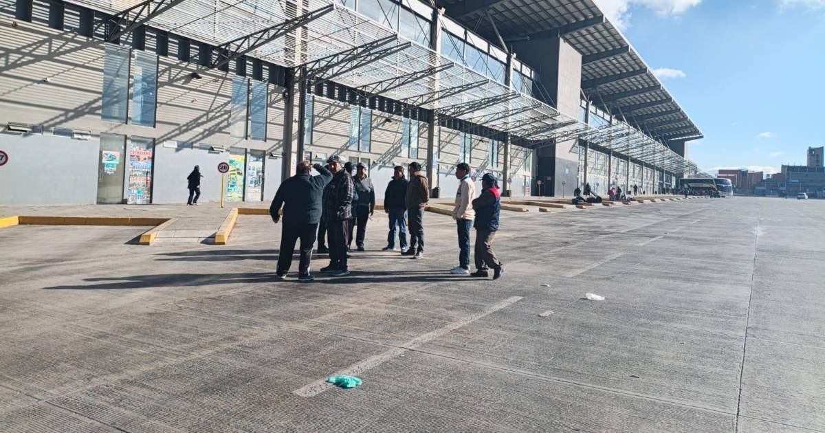 Transporte urbano de La Paz y El Alto no acata paro