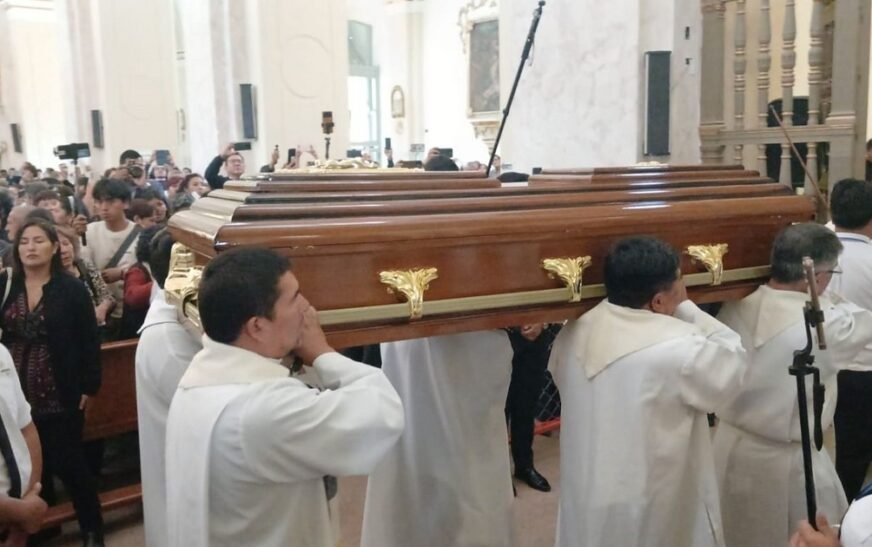 Centellas es enterrado en capilla San Pedro de la Catedral