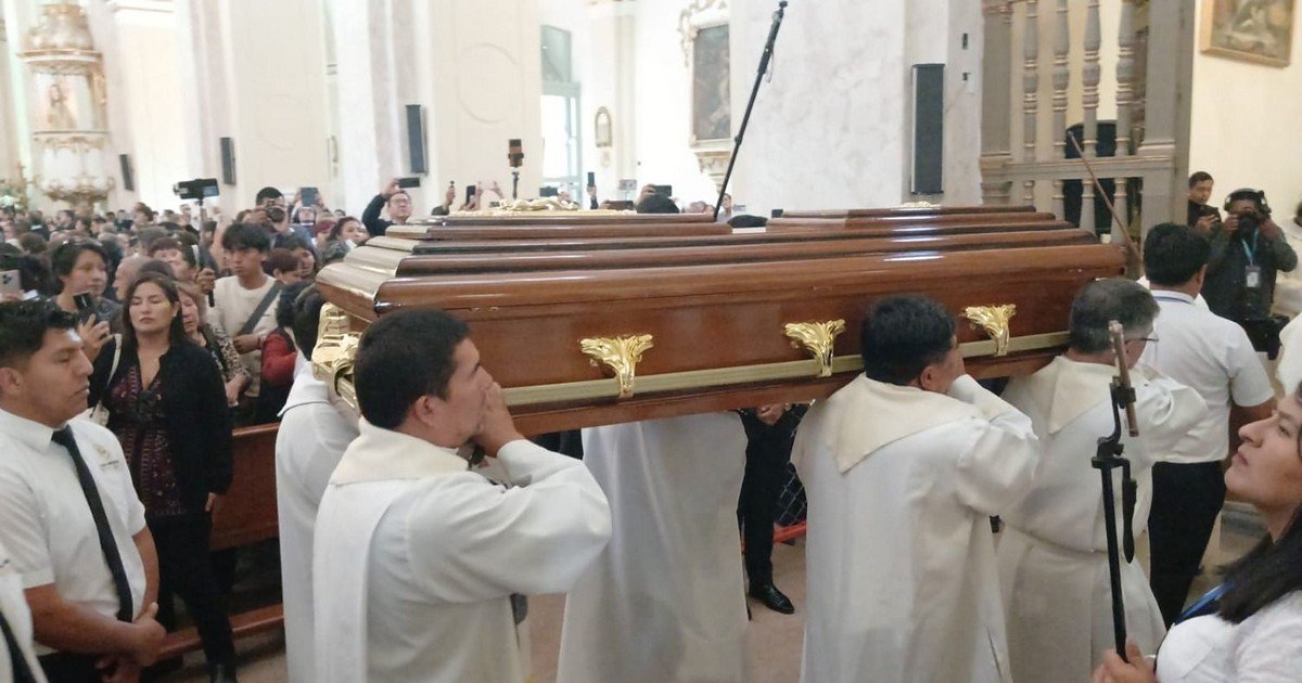 Centellas es enterrado en capilla San Pedro de la Catedral