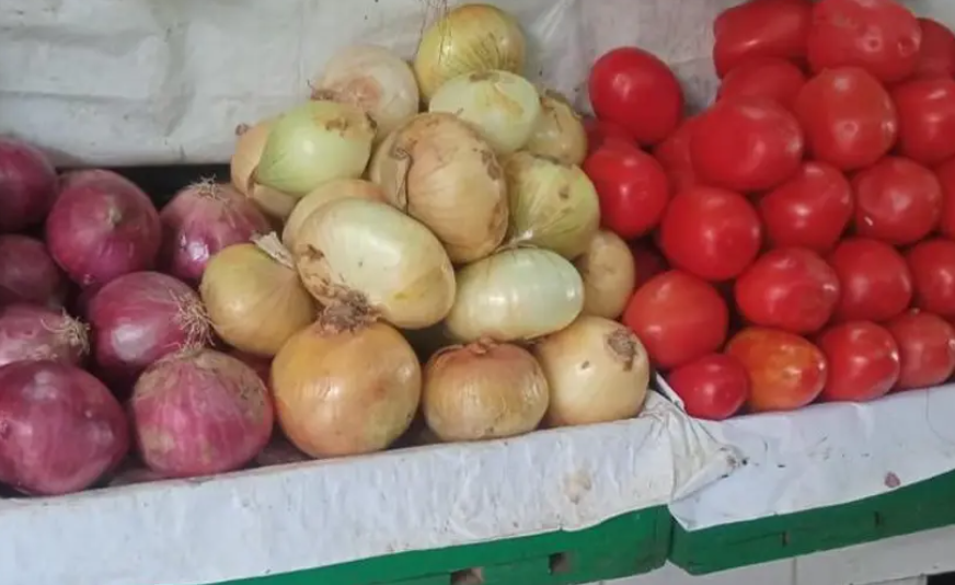 Comerciantes venden la arroba de papa a Bs 100