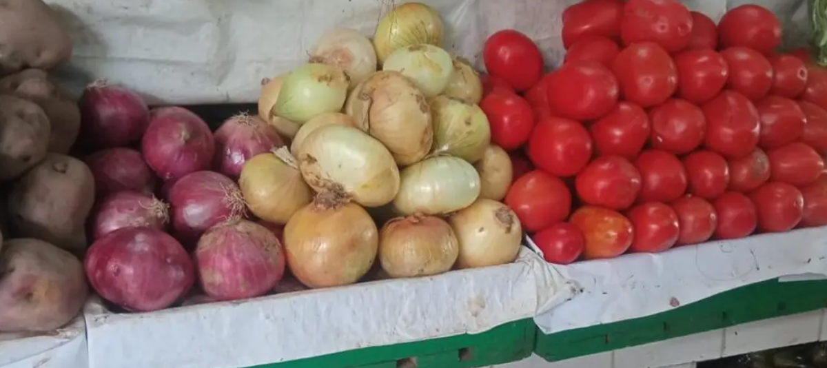 Comerciantes venden la arroba de papa a Bs 100