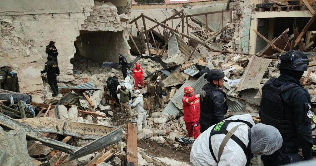 Familias retiran restos identificados tras explosiones en Viacha
