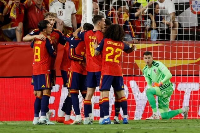 Pubill y Nico Williams completan el triunfo de La Roja