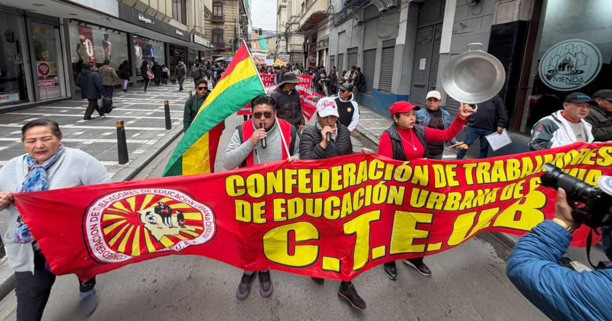 Maestros urbanos marchan en La Paz por incremento salarial