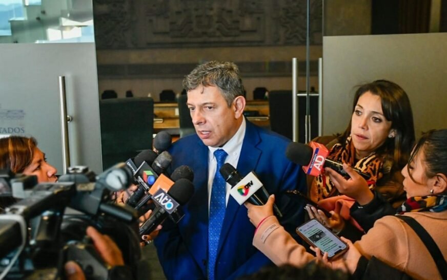 Asamblea elige a Urioste tras maratónica sesión de 20 horas