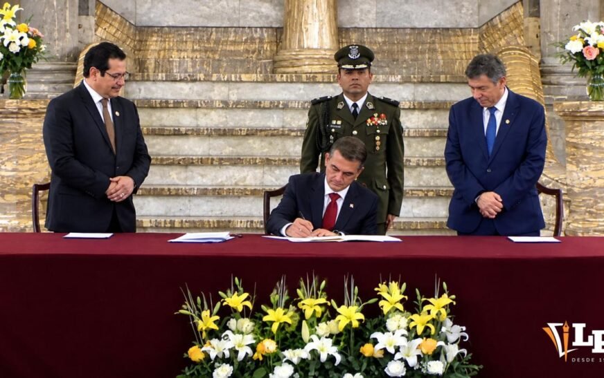 Paz promulga ley que habilita suspensión del Fiscal General
