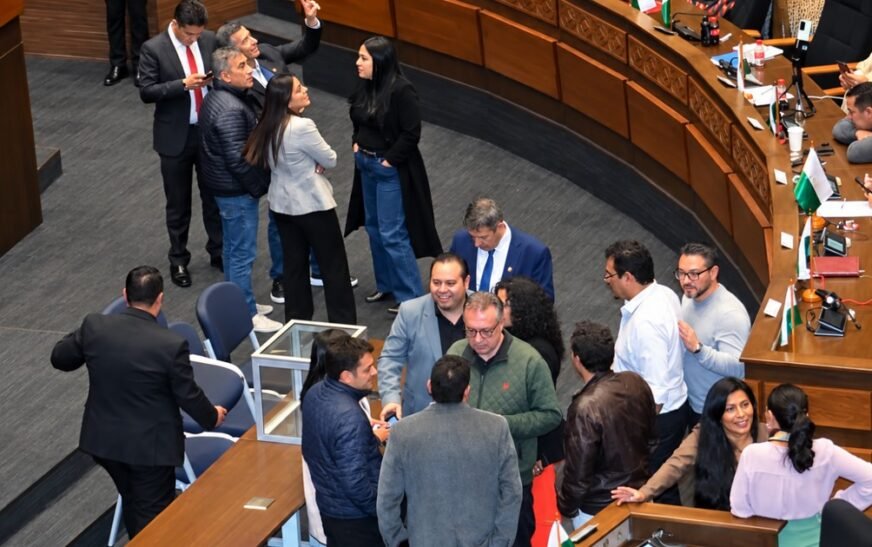 Sesión legislativa dura más de 20 horas