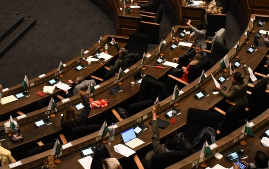 Cambian a voto en urna tras falta de dos tercios